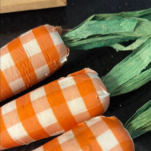 NWT Farm Fresh Easter Bunny Carrot Sign & 3 Orange Gingham Checked Carrots - Picture 10 of 10